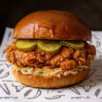 Nashville Spicy Honey Chicken Burger 310 g OFERTE IREZISTIBILE !  la Rexo LunchBox din Târgu Mureş