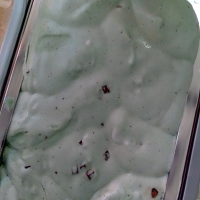 Înghețată cu menta și bucăți de ciocolata Înghețată la Betty's Cakes din Târgu Mureş