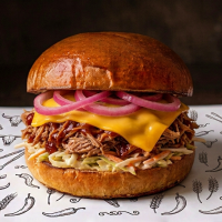Cheesy Pulled Pork Burger 280 g BURGER BOX  la Rexo LunchBox din Târgu Mureş