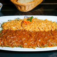 Cotlet pe pat de ceapa cartofi/muratura/paine/desert Meniu la Omamix din Târgu Mureş