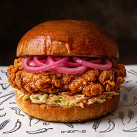 Buffalo Chicken Burger 330 g NEW ! CRISPY BURGERS la Rexo LunchBox din Târgu Mureş