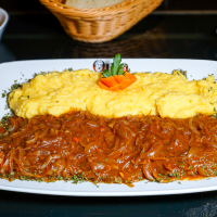 Cotlet pe pat de ceapa mamaliga/muratura/paine/desert Meniu la Omamix din Târgu Mureş