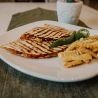Quesadilla cu pui si cartofi prajiti Fast Food la Pizza Rustic din Târgu Mureş