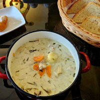 Ciorba de pui cu smantana si tarhon /paine/desert Supe la Omamix din Târgu Mureş