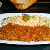 Cotlet pe pat de ceapa cus cus/muratura/paine/desert Meniu la Omamix din Târgu Mureş