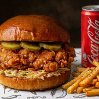 Nashville Spicy Honey Chicken Burger Box 330/130  g NEW ! CRISPY BURGERS la Rexo LunchBox din Târgu Mureş