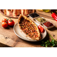 Kuşbaşılı Pide (Pide cu cubulețe de vită) Lahmacun & Pide la Pelit Turkish Cuisine din Târgu Mureş