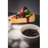 Basque Cheesecake 180 g Desserts la Scarlet Cafe din Târgu Mureş