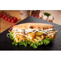 Specialitate cu snitel de pui pane Patiserie la Quick Bites din Târgu Mureş